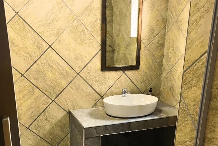 Luxury Room modern en-suite bathroom