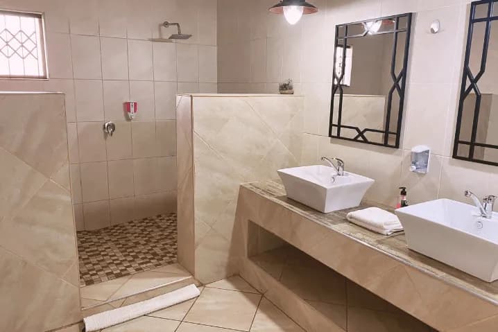 Self-Catering Executive Room modern bathroom