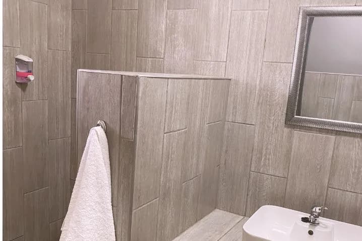 Self-Catering Luxury Room en-suite bathroom